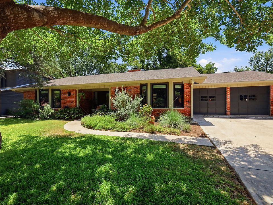 1st image of 2906 Larkwood Dr