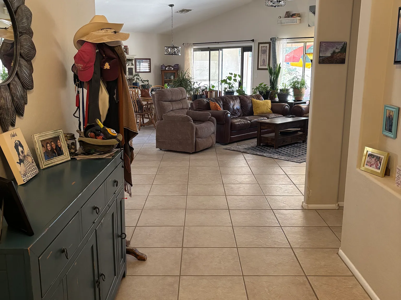 4 bed, 1903 sqft, $2,400 — Photo 2