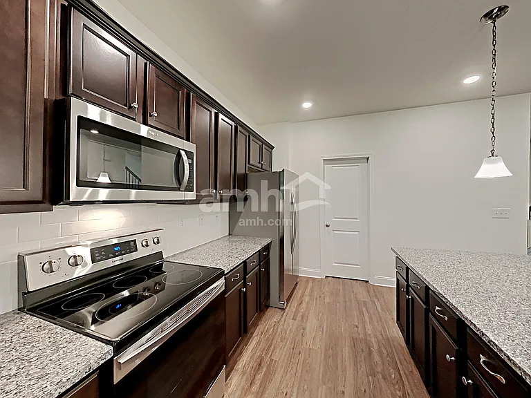 305 Vaughan Pl — Photo 4