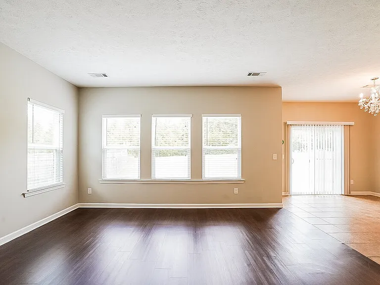1718 Hartford Ln — Photo 4