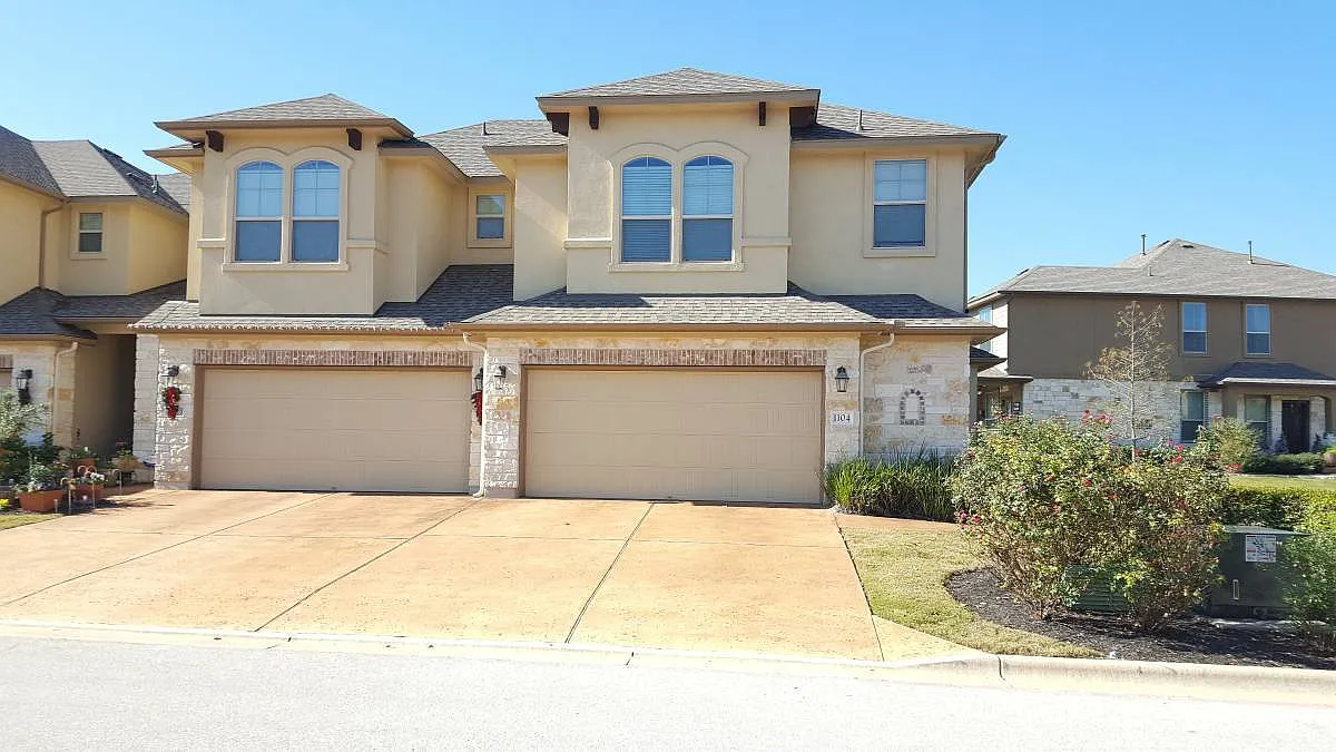 House For Rent — Photo 1