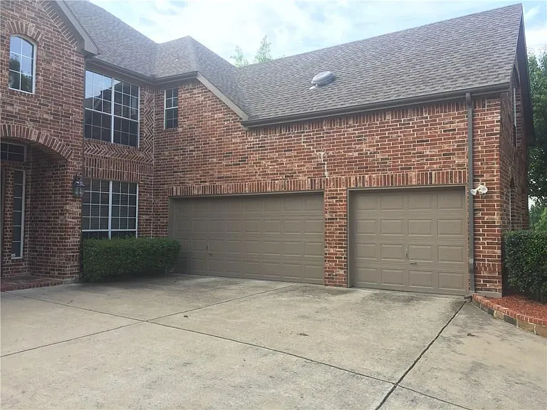 715 Wheaton Ct — Photo 3