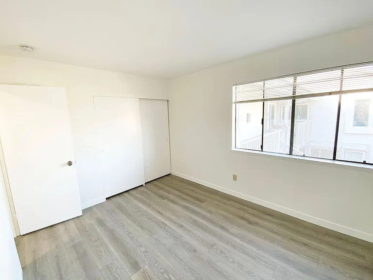 80 Kingston Ct W — Photo 18