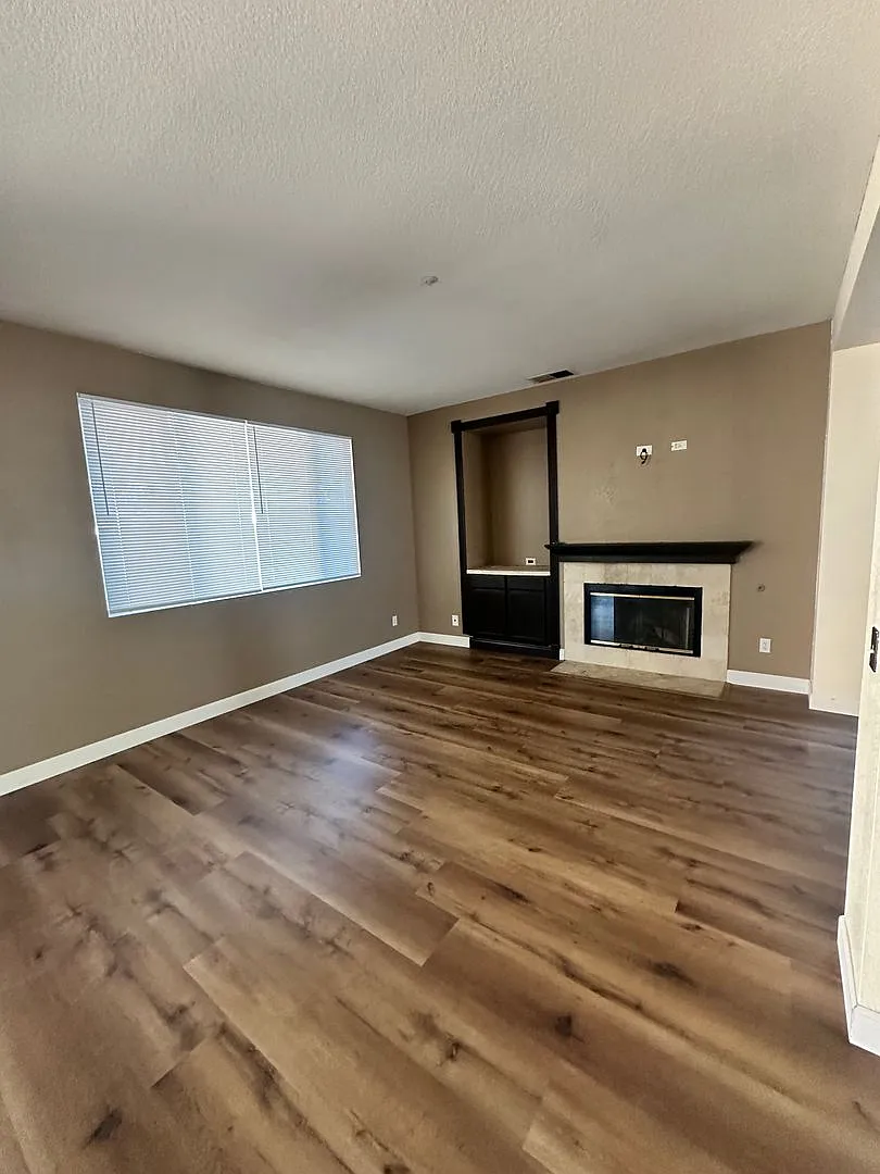 Gorgeously upgraded 4 bedroom home in Hunter's Ridge — Photo 3