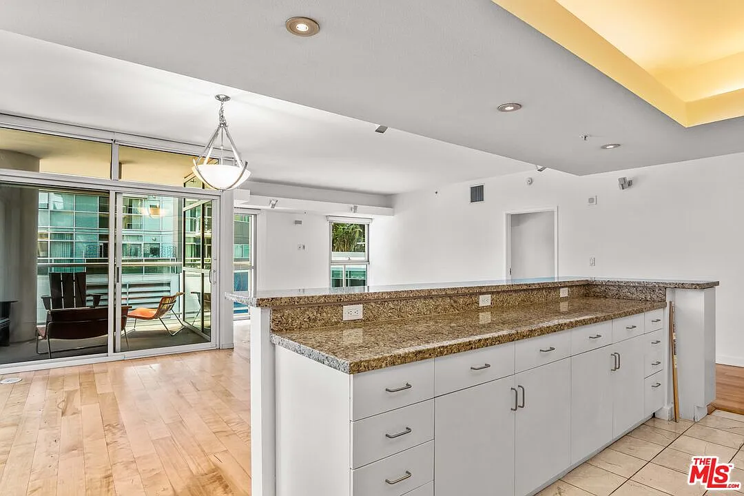 2 bed, 2.5 bath, 1770 sqft, $5,995 — Photo 2