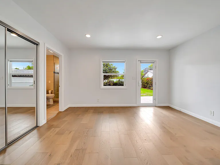 4833 Longridge Ave #1 — Photo 40