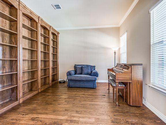 5th image of 636 King Lionel Ln