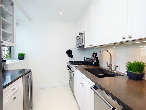 5th image of 200 E 66th St APT C0501