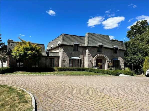 39 The Oval, Staten Island, NY 10304