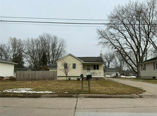 1121 N 3rd St, Manchester, IA 52057