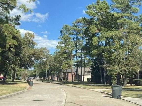 Exterior Neighborhood (street photo)