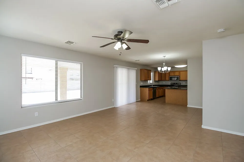 3 bed, 2.5 bath, 1862 sqft, $1,975 — Photo 4