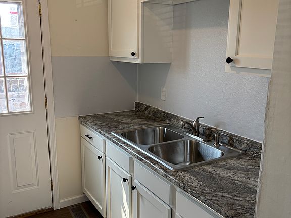 2nd image of 716 W Lake Ave #716