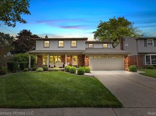 32460 Huber Ln, Fraser, MI 48026