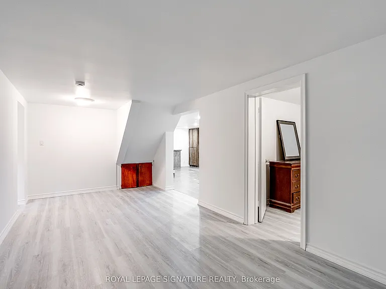 173 Rathburn Rd #LOWER — Photo 5
