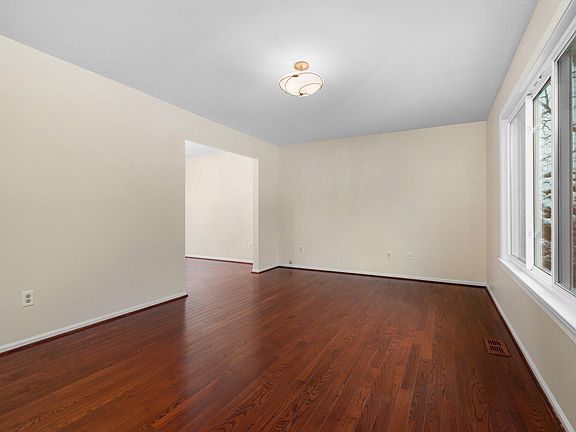 5th image of 423 Burr Oak Dr