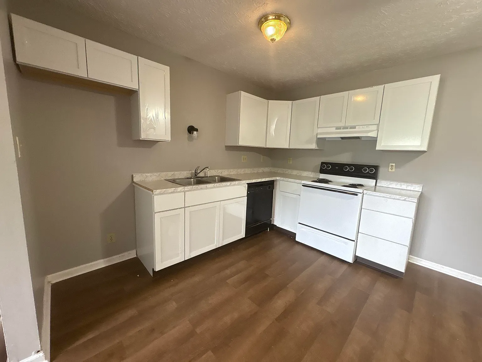 2 bed, 1.0 bath, 750 sqft, $1,195 — Photo 2