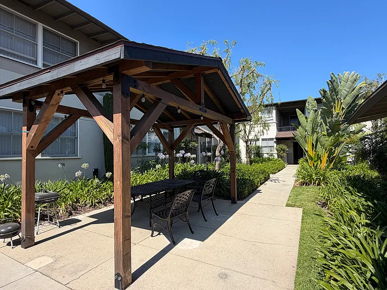 615 Linwood Ave — Photo 6