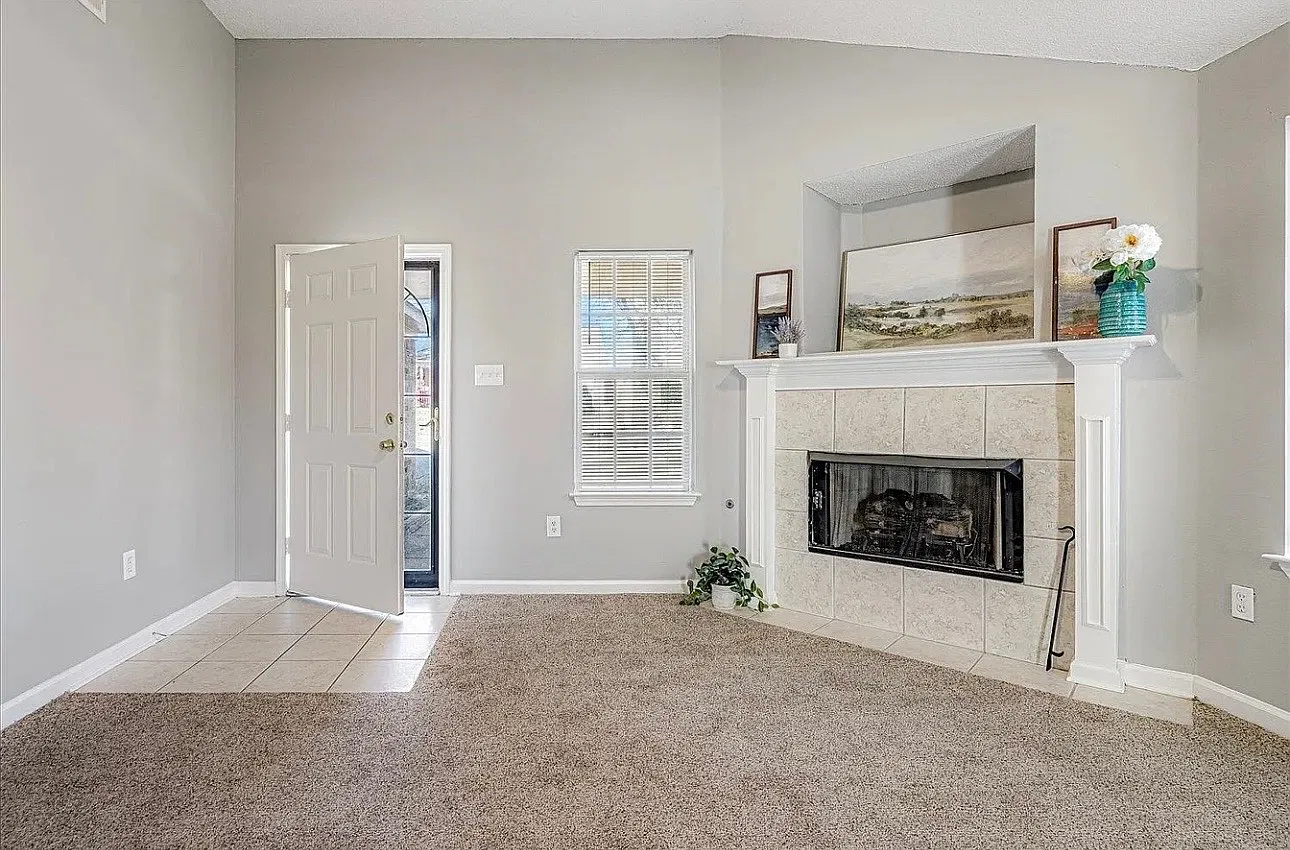 3 bed, 1209 sqft, $1,700 — Photo 2