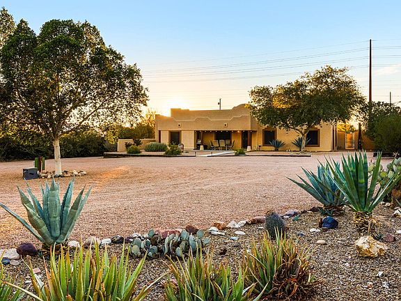 2nd image of 385 N Tomahawk Rd