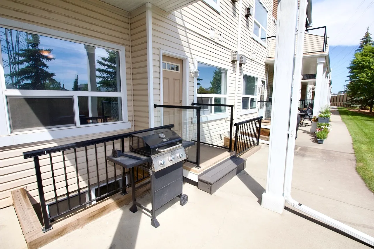 2 Bed 2.5 Bath Silver Berry SE Edmonton — Photo 3