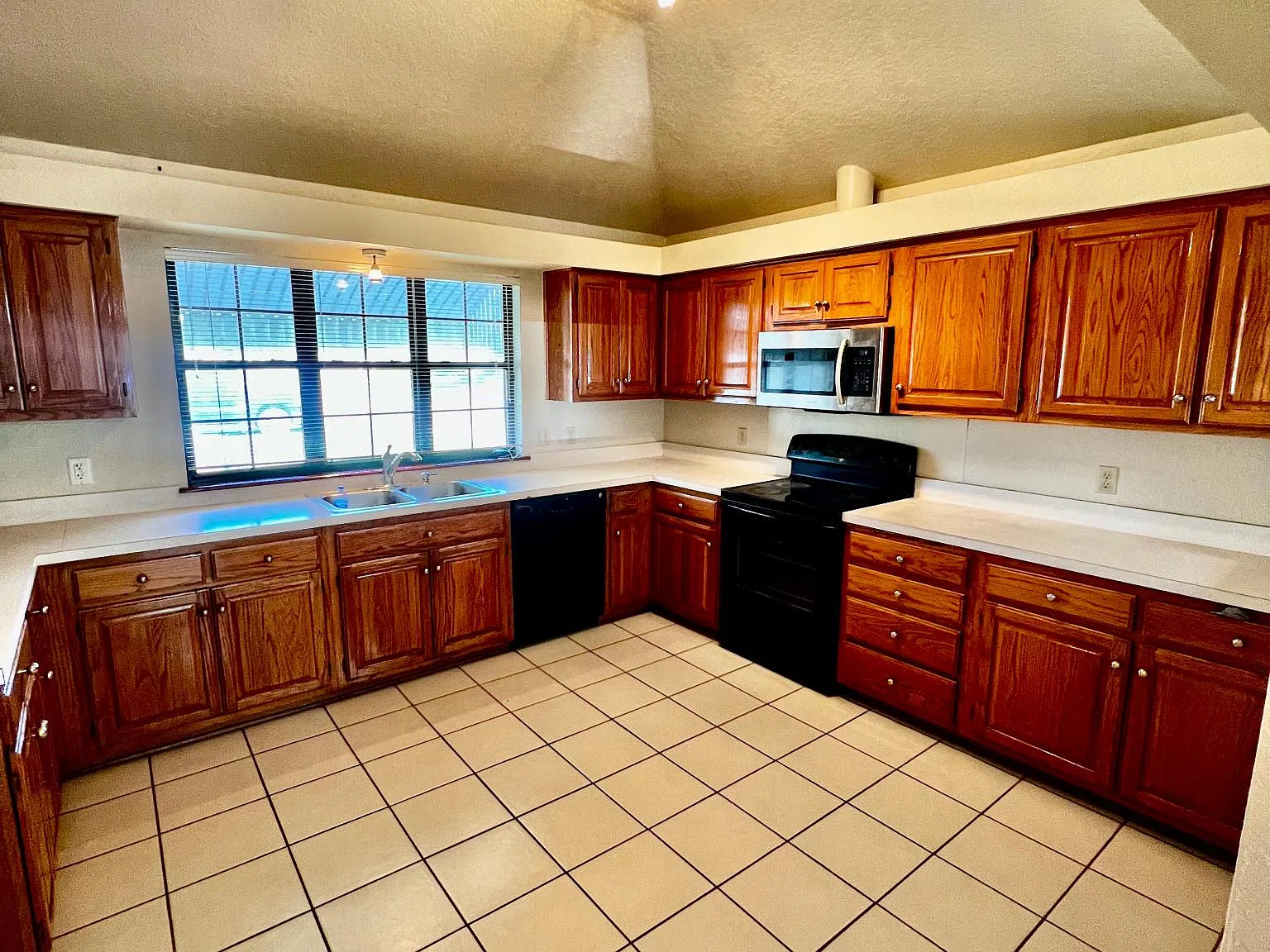 11428 Walters Ave — Photo 2