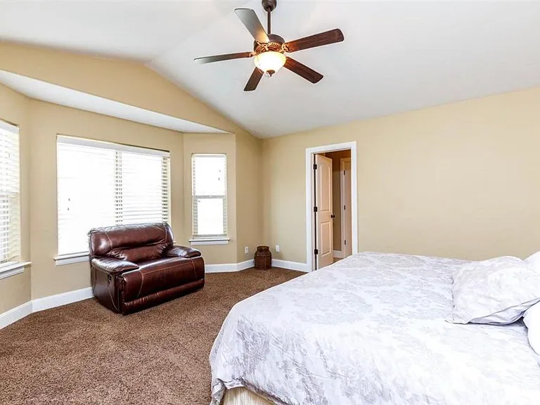 3716 Enfield Ave — Photo 11