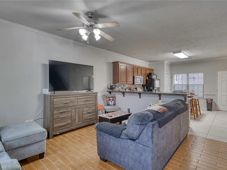 136 Forest Dr — Photo 2