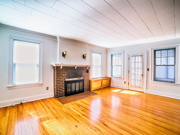 Living Room with fireplace