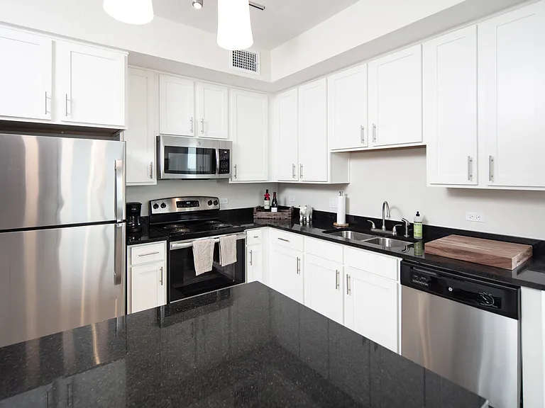 Highline Apartments — Photo 35