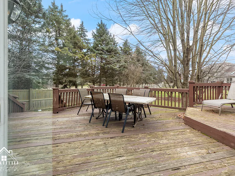 1523 Greenlake Dr — Photo 6
