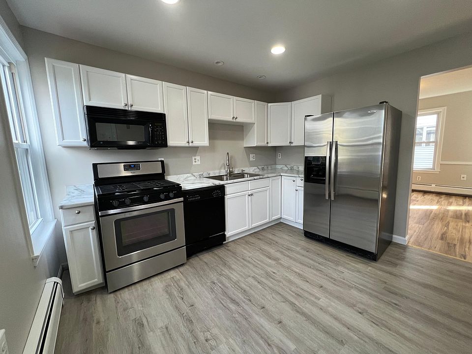 1st image of 21 Carleton Ave #1