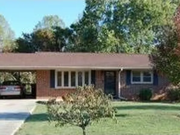 705 Hill Top Dr, Johnson City, TN 37604