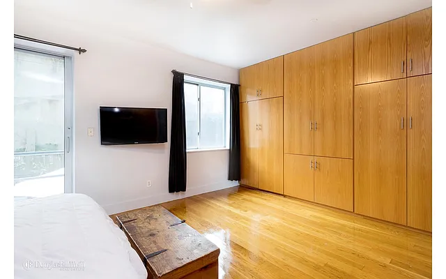 Sold by Douglas Elliman | media 21