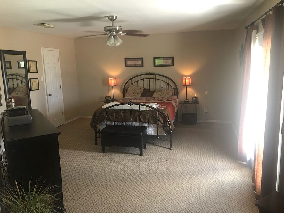 Master bedroom w it's own bathroom