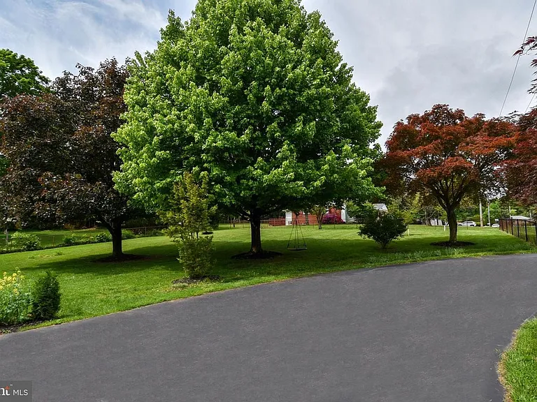 2 Cinnamon Fern Rd — Photo 31