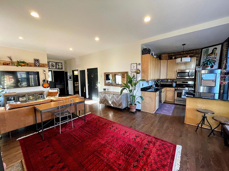 Main living space, room for additional dining table