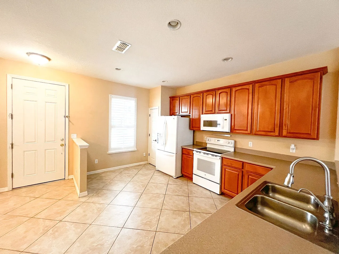 Included In Rent-Water & Electricity! Move In Now! Fantastic 3x2.5 With 2 Car Garage!! — Photo 4