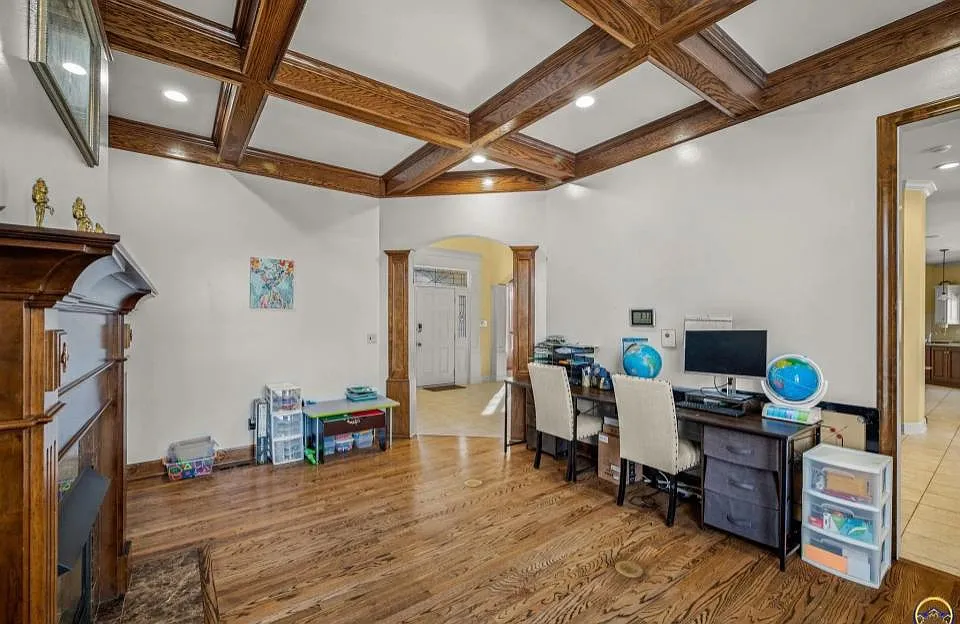 4 bed, 5545 sqft, $5,545 — Photo 4