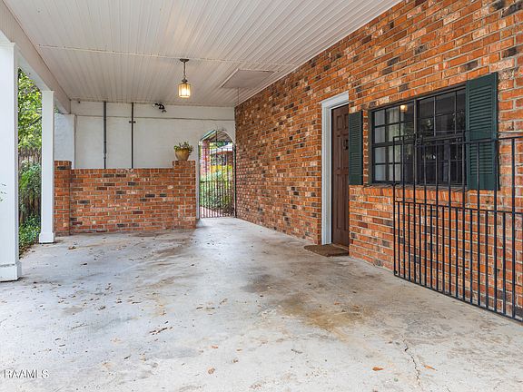 4th image of 208 Country Club Dr