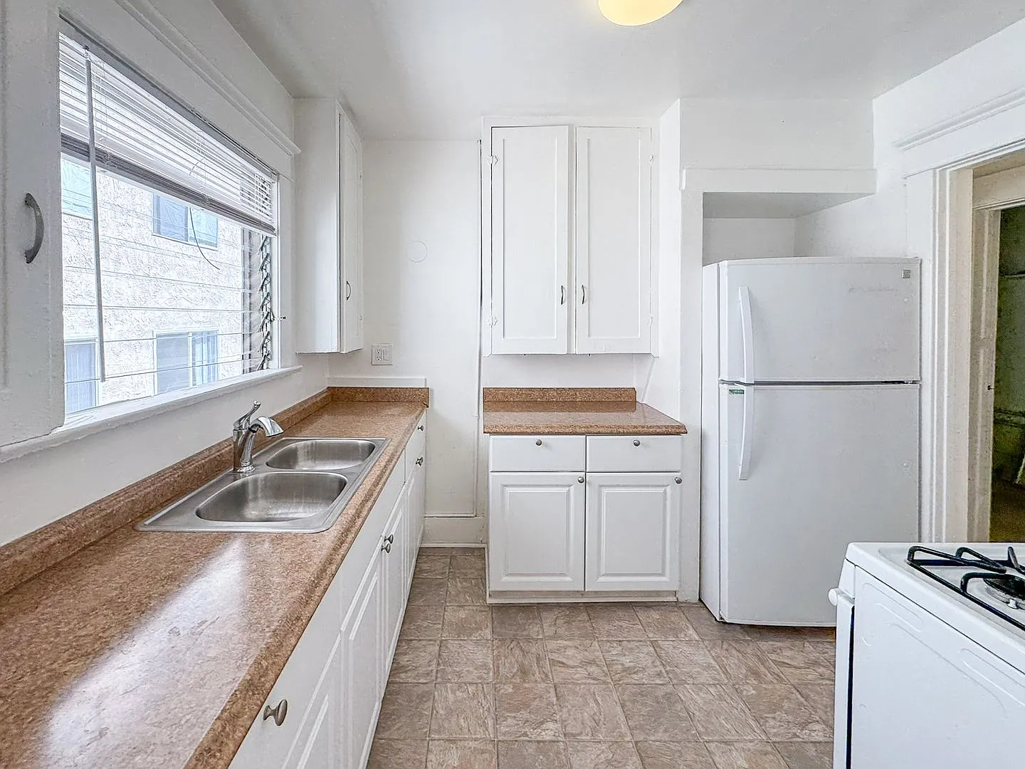 Wilshire Center Neighborhood | Upstairs 1 Bed 1 Bath Plus Bonus Room — Photo 4