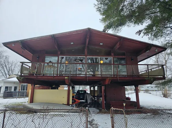 3320 E Clarice Ave, Highland, MI 48356