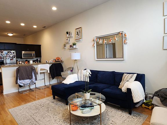 3rd image of 918 W Belmont Ave APT 302