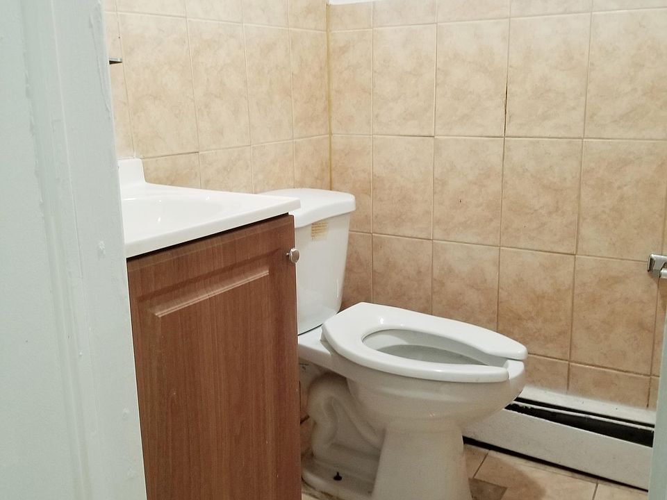 2nd image of 9407 212th Pl Floor Basement