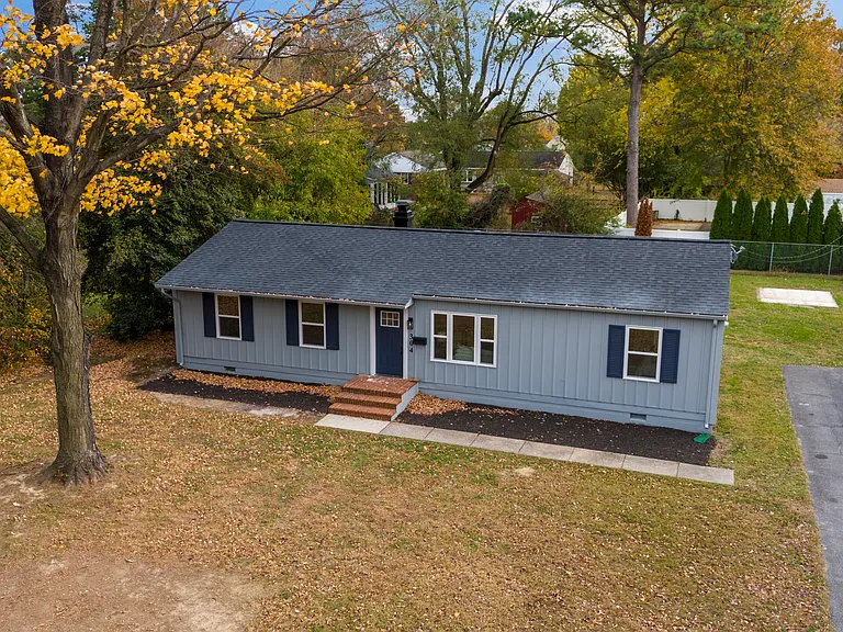 304 Hadaway Dr — Photo 3