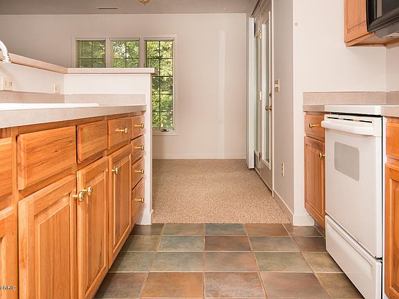 4th image of 610 Streamside Dr