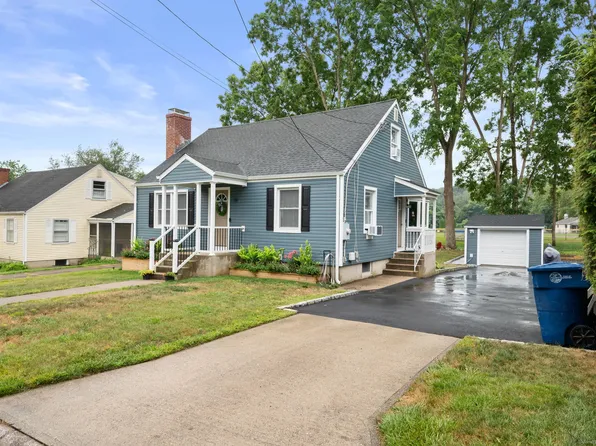 14 Quaker Lane, Waterford, CT 06375