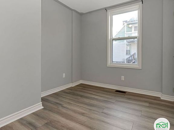 3rd image of 49 Victoria St #49