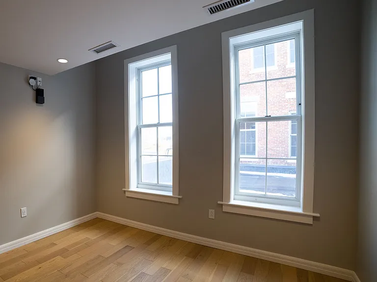 32 N Park Row — Photo 4