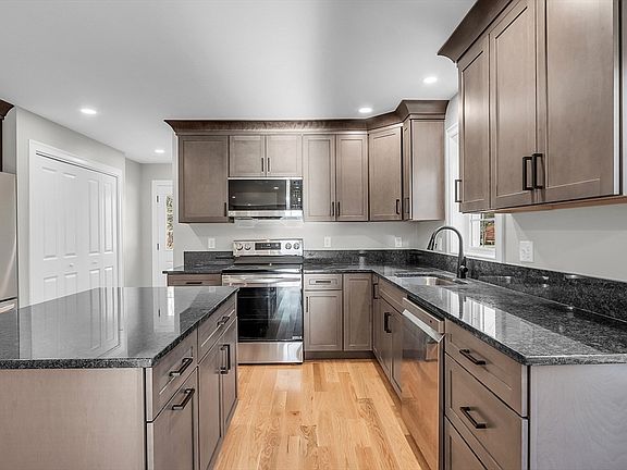 3rd image of 22 New York St